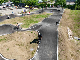 Mindelheim, Deutschland – 23.05.2026: Eröffnung der neuen BikeArea auf der Schwabenwiese in Mindelheim. Die von Schanzenwerk gestaltete und gebaute Anlage umfasst Pumptrack-, Flowline- und Jumpline-Elemente für Kinder, Jugendliche und Erwachsene.