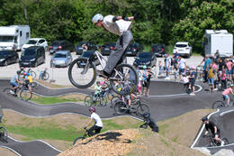 Mindelheim, Deutschland – 23.05.2026: Eröffnung der neuen BikeArea auf der Schwabenwiese in Mindelheim. Die von Schanzenwerk gestaltete und gebaute Anlage umfasst Pumptrack-, Flowline- und Jumpline-Elemente für Kinder, Jugendliche und Erwachsene.