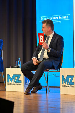 Podiumsdiskussion zur Bürgermeisterwahl in Bad Wörishofen im Kursaal. Die Bürgermeisterkandidaten Daniel Pflügl, Stefan Welzel und Paul Gruschka stellten sich den Fragen von Moderation und Publikum.