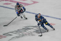 09.10.2026, München, Deutschland. PENNY DEL, Deutsche Eishockey Liga, Saison 2026/27, 7. Spieltag: EHC Red Bull München gegen ERC Ingolstadt im SAP Garden in München. Dominik Kahun (EHC Red Bull München) am Puck, mit dem Puck, in Puckbesitz