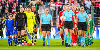 22.09.2026, Unterhaching, Deutschland. UEFA Women's Champions League, 1. Spieltag der Ligaphase: FC Bayern München Frauen gegen Manchester City. UWCL-Auftakt der FC Bayern Frauen und erstes UWCL-Pflichtspiel im neuen Zuhause Sportpark Unterhaching. Spielerinnen laufen auf das Spielfeld.