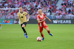 Allianz Arena, München, Deutschland – 25.04.2026: Fußball, UEFA Women’s Champions League 2025/2026, Halbfinale Hinspiel, FC Bayern München Frauen vs. FC Barcelona Frauen: Pernille Harder (FC Bayern München, Sturm) am Ball.