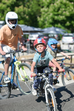 Mindelheim, Deutschland – 23.05.2026: Eröffnung der neuen BikeArea auf der Schwabenwiese in Mindelheim. Die von Schanzenwerk gestaltete und gebaute Anlage umfasst Pumptrack-, Flowline- und Jumpline-Elemente für Kinder, Jugendliche und Erwachsene.