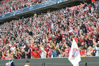 Allianz Arena, München, Deutschland – 25.04.2026: Fußball, UEFA Women’s Champions League 2025/2026, Halbfinale Hinspiel, FC Bayern München Frauen vs. FC Barcelona Frauen: Bayern Fans jubeln nach dem Ausgleich 1:1