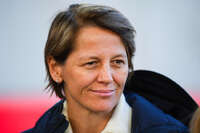 19.10.2026, München, Bayern, Deutschland. Google Pixel Frauen-Bundesliga: FC Bayern Frauen gegen VfB Stuttgart Frauen. Spielort: FC Bayern Campus-Stadion. Bianca Rech (Direktorin, FC Bayern Frauen) fröhlich, gut gelaunt, lachend