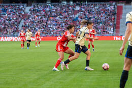 Allianz Arena, München, Deutschland – 25.04.2026: Fußball, UEFA Women’s Champions League 2025/2026, Halbfinale Hinspiel, FC Bayern München Frauen vs. FC Barcelona Frauen: Momoko Tanikawa (FC Bayern München, Mittelfeld) im Zweikampf mit Patri Guijarro (FC Barcelona, Mittelfeld)