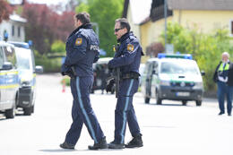 Bad Wörishofen, Deutschland – 12.05.2026: Zahlreiche Einsatzkräfte der Polizei und das SEK sind bei einem Großeinsatz an der Hauptstraße in Bad Wörishofen im Einsatz. Das Gebiet wurde großräumig abgesperrt.