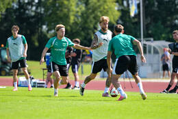 16.07.2026, Bad Wörishofen, Deutschland, 2. Bundesliga, Saison 2026/2027, Der SpVgg Greuther Fürth startet mit der zweiten Trainingseinheit in sein Sommertrainingslager in Bad Wörishofen (Unterallgäu). Der Verein bereitet sich dort auf die Saison 2026/2027 vor. Philipp Müller (SpVgg Greuther Fürth), Ole Pohlmann (SpVgg Greuther Fürth)
