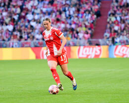 Allianz Arena, München, Deutschland – 25.04.2026: Fußball, UEFA Women’s Champions League 2025/2026, Halbfinale Hinspiel, FC Bayern München Frauen vs. FC Barcelona Frauen: Klara Bühl / Klara Buehl (FC Bayern München, Sturm) im Angriff.