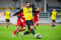17.10.2026, Mindelheim, Bayern, Deutschland. Kreisliga Allgäu Nord: TSV Mindelheim gegen SV Oberegg. Spielort: Julius-Strohmayer-Stadion. Riccardo Schulz (TSV Mindelheim) am Ball, mit dem Ball, in einer Spielszene
