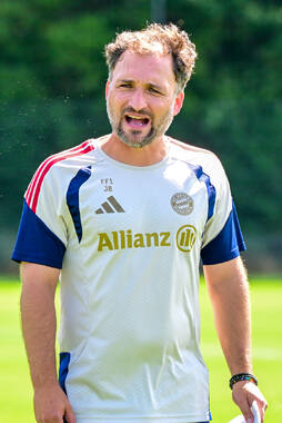 19.08.2026, München, Deutschland. Google Pixel Frauen-Bundesliga: Die FC Bayern Frauen absolvieren auf dem FC Bayern Campus eine Trainingseinheit vor dem Bundesliga-Saisonauftakt gegen den 1. FC Union Berlin. Jose Barcala (Cheftrainer, FC Bayern Frauen)