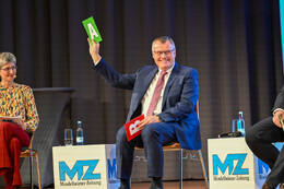 Podiumsdiskussion zur Bürgermeisterwahl in Bad Wörishofen im Kursaal. Die Bürgermeisterkandidaten Daniel Pflügl, Stefan Welzel und Paul Gruschka stellten sich den Fragen von Moderation und Publikum.