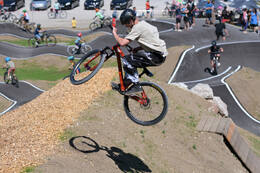 Mindelheim, Deutschland – 23.05.2026: Eröffnung der neuen BikeArea auf der Schwabenwiese in Mindelheim. Die von Schanzenwerk gestaltete und gebaute Anlage umfasst Pumptrack-, Flowline- und Jumpline-Elemente für Kinder, Jugendliche und Erwachsene.