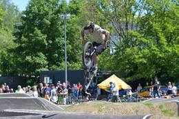 Mindelheim, Deutschland – 23.05.2026: Eröffnung der neuen BikeArea auf der Schwabenwiese in Mindelheim. Die von Schanzenwerk gestaltete und gebaute Anlage umfasst Pumptrack-, Flowline- und Jumpline-Elemente für Kinder, Jugendliche und Erwachsene.
