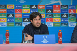 Allianz Arena, München, Deutschland – 25.04.2026: Fußball, UEFA Women’s Champions League 2025/2026, Halbfinale Hinspiel, FC Bayern München Frauen vs. FC Barcelona Frauen: Pere Romeu (FC Barcelona, Cheftrainer) während der Pressekonferenz (PK)