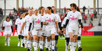 19.10.2026, München, Bayern, Deutschland. Google Pixel Frauen-Bundesliga: FC Bayern Frauen gegen VfB Stuttgart Frauen. Spielort: FC Bayern Campus-Stadion. Allianz Frauen nach dem Einlauf fröhlich, gut gelaunt, lachend