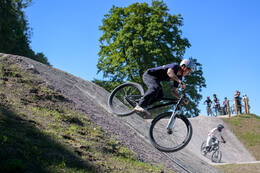 Mindelheim, Deutschland – 23.05.2026: Eröffnung der neuen BikeArea auf der Schwabenwiese in Mindelheim. Die von Schanzenwerk gestaltete und gebaute Anlage umfasst Pumptrack-, Flowline- und Jumpline-Elemente für Kinder, Jugendliche und Erwachsene.