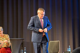 Podiumsdiskussion zur Bürgermeisterwahl in Bad Wörishofen im Kursaal. Die Bürgermeisterkandidaten Daniel Pflügl, Stefan Welzel und Paul Gruschka stellten sich den Fragen von Moderation und Publikum.