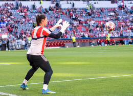 Allianz Arena, München, Deutschland – 25.04.2026: Fußball, UEFA Women’s Champions League 2025/2026, Halbfinale Hinspiel, FC Bayern München Frauen vs. FC Barcelona Frauen: Maria Luisa Grohs (FC Bayern München, Tor) fängt den Ball.