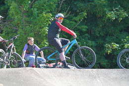 Mindelheim, Deutschland – 23.05.2026: Eröffnung der neuen BikeArea auf der Schwabenwiese in Mindelheim. Die von Schanzenwerk gestaltete und gebaute Anlage umfasst Pumptrack-, Flowline- und Jumpline-Elemente für Kinder, Jugendliche und Erwachsene.