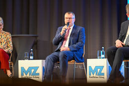 Podiumsdiskussion zur Bürgermeisterwahl in Bad Wörishofen im Kursaal. Die Bürgermeisterkandidaten Daniel Pflügl, Stefan Welzel und Paul Gruschka stellten sich den Fragen von Moderation und Publikum.