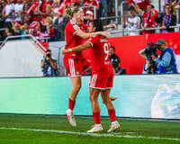 19.09.2026, München, Deutschland. Google Pixel Frauen-Bundesliga: FC Bayern München Frauen gegen 1. FC Köln Frauen am FC Bayern Campus. Alara Sehitler (FC Bayern Frauen) trifft Elfmeter und jubelt mit Jovana Damnjanovic (FC Bayern Frauen)