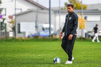 03.10.2026, Mindelheim, Deutschland. Kreisliga Allgäu Nord: TSV Mindelheim gegen (SG) Sontheim/Westerheim. Spielort: Julius-Strohmayer Stadion. Manuel Weinmann (Co-Trainer, TSV Mindelheim) nachdenklich, ernst, fokussiert