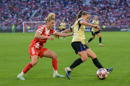 Allianz Arena, München, Deutschland – 25.04.2026: Fußball, UEFA Women’s Champions League 2025/2026, Halbfinale Hinspiel, FC Bayern München Frauen vs. FC Barcelona Frauen: Clàudia Pina / Claudia Pina (FC Barcelona, Sturm) gegen Linda Dallmann (FC Bayern München, Mittelfeld)
