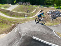 Mindelheim, Deutschland – 23.05.2026: Eröffnung der neuen BikeArea auf der Schwabenwiese in Mindelheim. Die von Schanzenwerk gestaltete und gebaute Anlage umfasst Pumptrack-, Flowline- und Jumpline-Elemente für Kinder, Jugendliche und Erwachsene.
