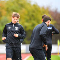 17.10.2026, Mindelheim, Bayern, Deutschland. Kreisliga Allgäu Nord: TSV Mindelheim gegen SV Oberegg. Spielort: Julius-Strohmayer-Stadion. Jonas Miller (TSV Mindelheim) beim Aufwärmen, beim Warmmachen, während des Aufwärmens