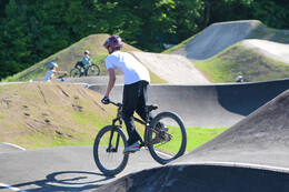 Mindelheim, Deutschland – 23.05.2026: Eröffnung der neuen BikeArea auf der Schwabenwiese in Mindelheim. Die von Schanzenwerk gestaltete und gebaute Anlage umfasst Pumptrack-, Flowline- und Jumpline-Elemente für Kinder, Jugendliche und Erwachsene.