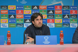 Allianz Arena, München, Deutschland – 25.04.2026: Fußball, UEFA Women’s Champions League 2025/2026, Halbfinale Hinspiel, FC Bayern München Frauen vs. FC Barcelona Frauen: Pere Romeu (FC Barcelona, Cheftrainer) während der Pressekonferenz (PK)