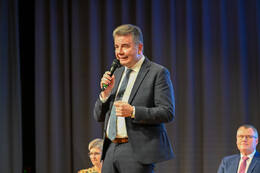 Podiumsdiskussion zur Bürgermeisterwahl in Bad Wörishofen im Kursaal. Die Bürgermeisterkandidaten Daniel Pflügl, Stefan Welzel und Paul Gruschka stellten sich den Fragen von Moderation und Publikum.