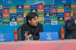 Allianz Arena, München, Deutschland – 25.04.2026: Fußball, UEFA Women’s Champions League 2025/2026, Halbfinale Hinspiel, FC Bayern München Frauen vs. FC Barcelona Frauen: Pere Romeu (FC Barcelona, Cheftrainer) während der Pressekonferenz (PK)