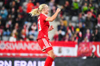 19.10.2026, München, Bayern, Deutschland. Google Pixel Frauen-Bundesliga: FC Bayern Frauen gegen VfB Stuttgart Frauen. Spielort: FC Bayern Campus-Stadion. Pernille Harder (FC Bayern Frauen) beim Jubel, jubelnd, feiernd in der Luft
