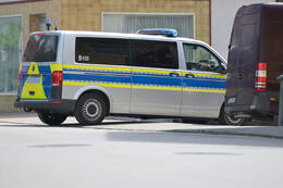 Bad Wörishofen, Deutschland – 12.05.2026: Zahlreiche Einsatzkräfte der Polizei und das SEK sind bei einem Großeinsatz an der Hauptstraße in Bad Wörishofen im Einsatz. Das Gebiet wurde großräumig abgesperrt.