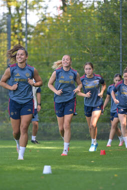 05.08.2026, München, Deutschland. Google Pixel Frauen-Bundesliga: Die FC Bayern Frauen absolvieren auf dem FC Bayern Campus eine Trainingseinheit zur Vorbereitung auf das Testspiel gegen Paris FC. Glodis Perla Viggosdottir (FC Bayern Frauen)
