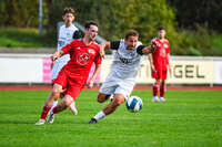 03.10.2026, Mindelheim, Deutschland. Kreisliga Allgäu Nord: TSV Mindelheim gegen (SG) Sontheim/Westerheim. Spielort: Julius-Strohmayer Stadion. Sebastian Müller (TSV Mindelheim) im Zweikampf, im Duell, im Kampf um den Ball