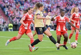 Allianz Arena, München, Deutschland – 25.04.2026: Fußball, UEFA Women’s Champions League 2025/2026, Halbfinale Hinspiel, FC Bayern München Frauen vs. FC Barcelona Frauen: Alexia Putellas (FC Barcelona, Mittelfeld) schießt den Ball vor dem Tor weg.