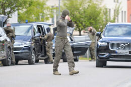 Bad Wörishofen, Deutschland – 12.05.2026: Zahlreiche Einsatzkräfte der Polizei und das SEK sind bei einem Großeinsatz an der Hauptstraße in Bad Wörishofen im Einsatz. Das Gebiet wurde großräumig abgesperrt.