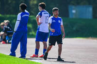 04.10.2026, Bad Wörishofen, Deutschland. U19 (A-Jun.) Kreisklasse Allgäu - Nord: FC Bad Wörishofen U19 gegen SG Unterrieden U19. Spielort: Stadion Am Unteren Hart. Bahtiar Koktas (Trainer, FC Bad Wörishofen) nachdenklich, ernst, fokussiert