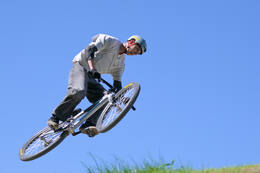 Mindelheim, Deutschland – 23.05.2026: Eröffnung der neuen BikeArea auf der Schwabenwiese in Mindelheim. Die von Schanzenwerk gestaltete und gebaute Anlage umfasst Pumptrack-, Flowline- und Jumpline-Elemente für Kinder, Jugendliche und Erwachsene.
