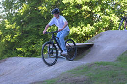 Mindelheim, Deutschland – 23.05.2026: Eröffnung der neuen BikeArea auf der Schwabenwiese in Mindelheim. Die von Schanzenwerk gestaltete und gebaute Anlage umfasst Pumptrack-, Flowline- und Jumpline-Elemente für Kinder, Jugendliche und Erwachsene.