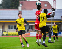 17.10.2026, Mindelheim, Bayern, Deutschland. Kreisliga Allgäu Nord: TSV Mindelheim gegen SV Oberegg. Spielort: Julius-Strohmayer-Stadion. Darius Argintaru (TSV Mindelheim) beobachtet Sulayman Drammeh (TSV Mindelheim) beim Kopfball, im Kopfballduell, beim Luftduell