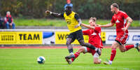 17.10.2026, Mindelheim, Bayern, Deutschland. Kreisliga Allgäu Nord: TSV Mindelheim gegen SV Oberegg. Spielort: Julius-Strohmayer-Stadion. Sulayman Drammeh (TSV Mindelheim) wird von (Oberegg ) Spieler gegrätscht