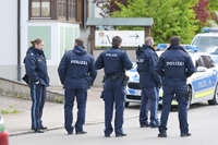 Bad Wörishofen, Deutschland – 12.05.2026: Zahlreiche Einsatzkräfte der Polizei und das SEK sind bei einem Großeinsatz an der Hauptstraße in Bad Wörishofen im Einsatz. Das Gebiet wurde großräumig abgesperrt.