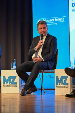 Podiumsdiskussion zur Bürgermeisterwahl in Bad Wörishofen im Kursaal. Die Bürgermeisterkandidaten Daniel Pflügl, Stefan Welzel und Paul Gruschka stellten sich den Fragen von Moderation und Publikum.