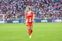 Allianz Arena, München, Deutschland – 25.04.2026: Fußball, UEFA Women’s Champions League 2025/2026, Halbfinale Hinspiel, FC Bayern München Frauen vs. FC Barcelona Frauen: Giulia Gwinn (FC Bayern München, Abwehr) wartet auf den Ball.