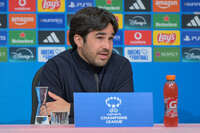 Allianz Arena, München, Deutschland – 25.04.2026: Fußball, UEFA Women’s Champions League 2025/2026, Halbfinale Hinspiel, FC Bayern München Frauen vs. FC Barcelona Frauen: Pere Romeu (FC Barcelona, Cheftrainer) während der Pressekonferenz (PK)