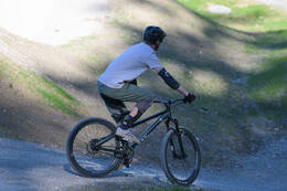 Mindelheim, Deutschland – 23.05.2026: Eröffnung der neuen BikeArea auf der Schwabenwiese in Mindelheim. Die von Schanzenwerk gestaltete und gebaute Anlage umfasst Pumptrack-, Flowline- und Jumpline-Elemente für Kinder, Jugendliche und Erwachsene.